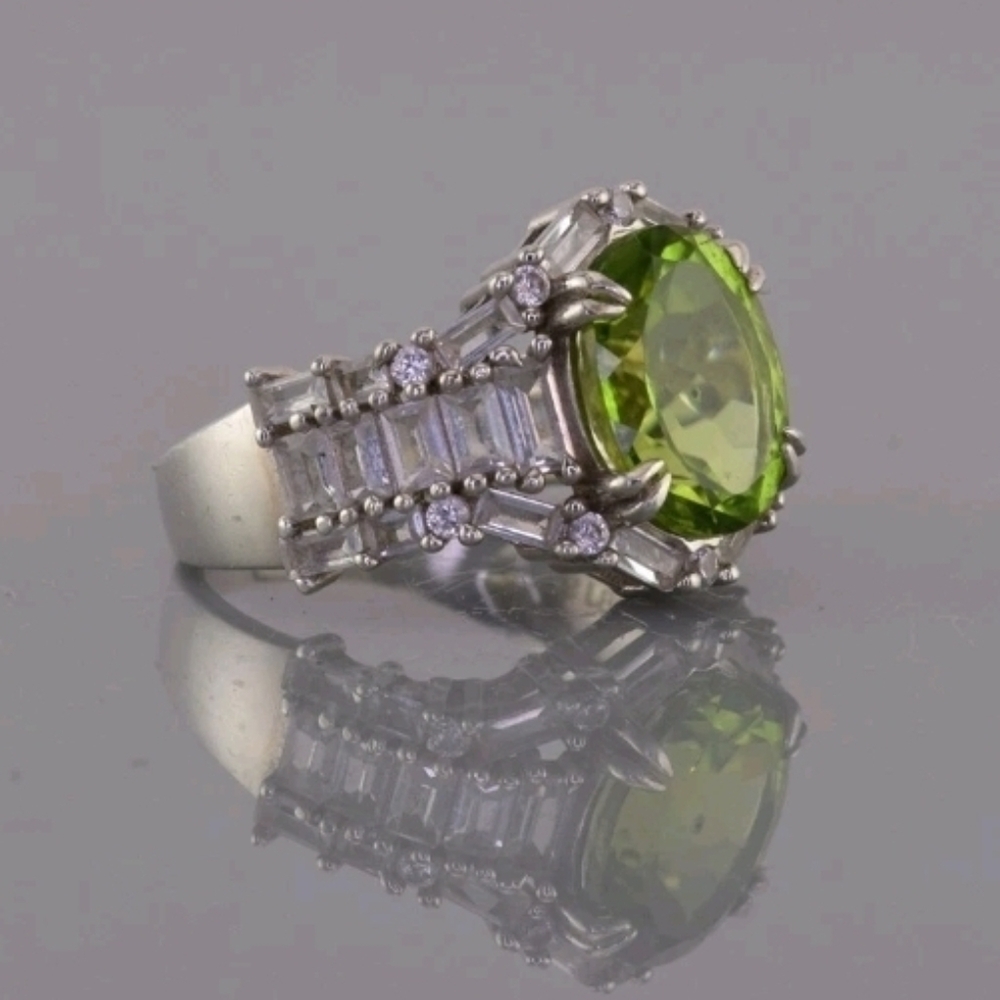 Fabulous Peridot And White Sapphire Ring - Picture 3 of 12